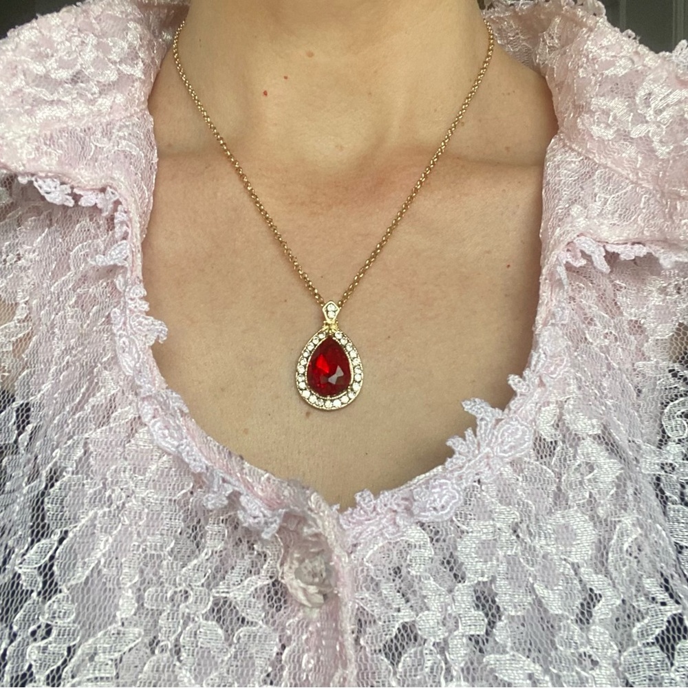 Pretty Red Glass Crystal Tear Drop Pendant Necklace 
Gold Tone Chain.